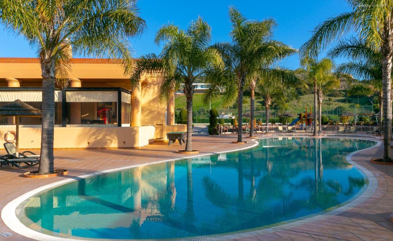 Luzbay Pool Apartments Luaran gambar